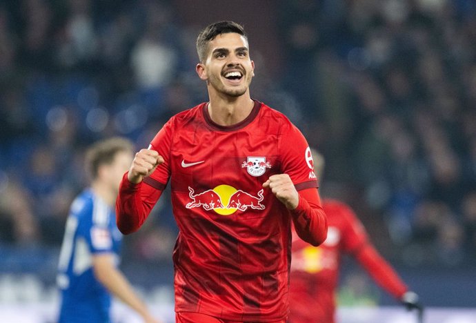 Archivo - 24 January 2023, North Rhine-Westphalia, Gelsenkirchen: Leipzig's Andre Silva celebrates scoring his side's third goal during the German Bundesliga soccer match between FC Schalke 04 and RB Leipzig at the Veltins Arena. Photo: Bernd Thissen/dp