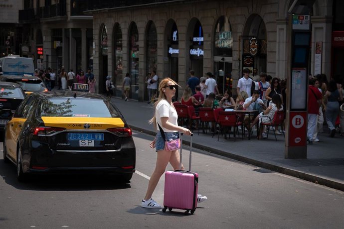 Archivo - Varias personas pasean por Las Ramblas, a 30 de junio de 2023, en Barcelona, Cataluña (España).