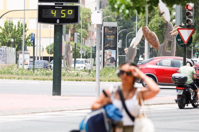 Un termómetro marca 45C en la calle, a 12 de julio de 2023, en Murcia, Región de Murcia (España).