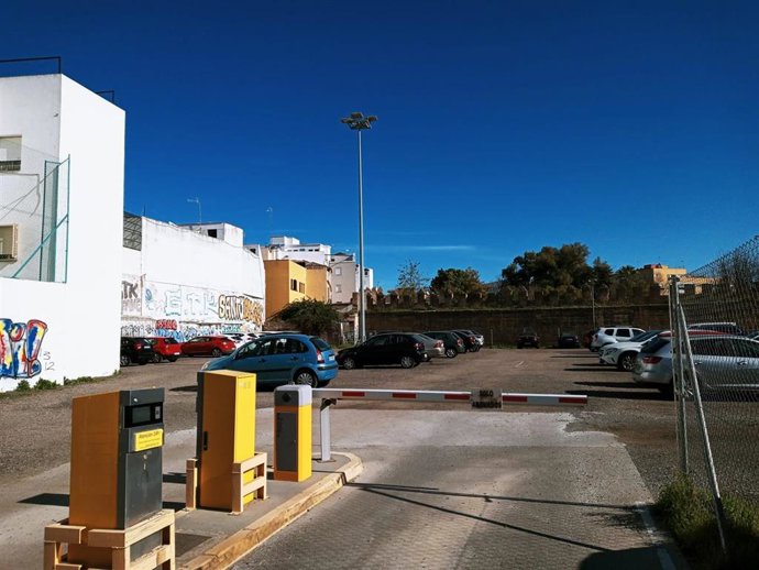 Archivo - Solar colindante a los Jardines del Valle utilizado como aparcamiento provisional.