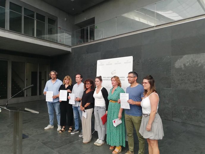 (A La Izquierda) Daniel López (Contigo-Zurekin), Arantza Izurdiaga (EH Bildu) Y Mikel Asiain (Geroa Bai) Con Los Representantes Del Comité De Empresa De Navarrabiomed