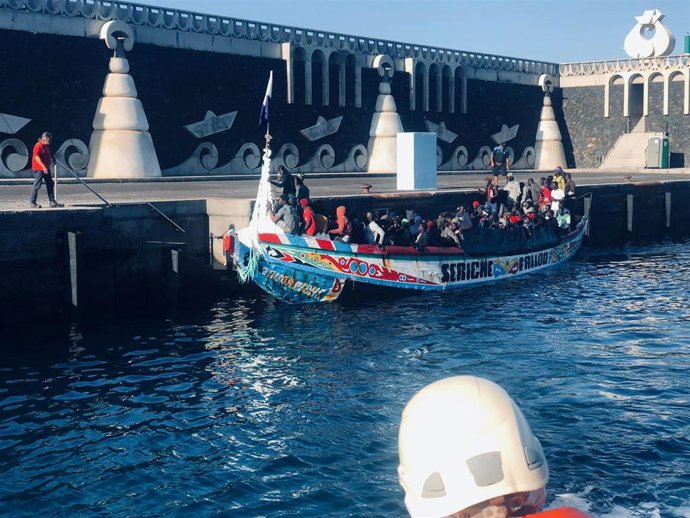 Archivo - Cayuco llegado al muelle de La Restinga