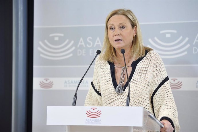 La secretaria general del Grupo Parlamentario Popular en la Asamblea de Extremadura, Teresa Tortonda, en rueda de prensa