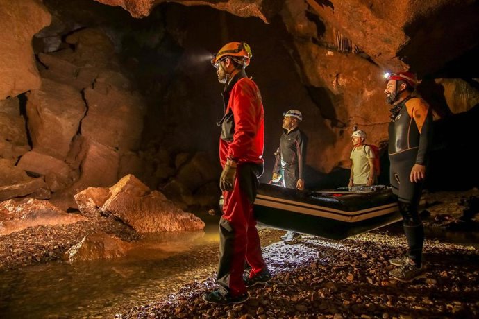 Archivo - Un bombero del Consorcio de Valencia descubre una nueva sala en Les Coves de Sant Josep