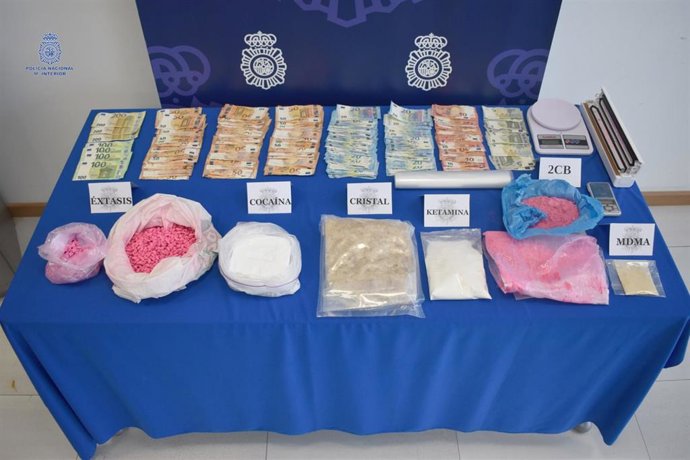 Dinero y drogas intervenidas por la Policía.