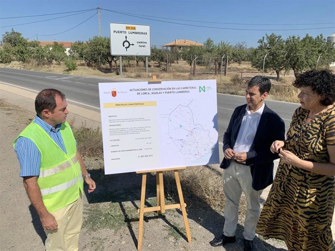 El consejero en funciones de Fomento e Infraestructuras, José Ramón Díez de Revenga, y la alcaldesa de Puerto Lumbreras, María Ángeles Túnez, durante la presentación Plan de Conservación del Alto Guadalentín