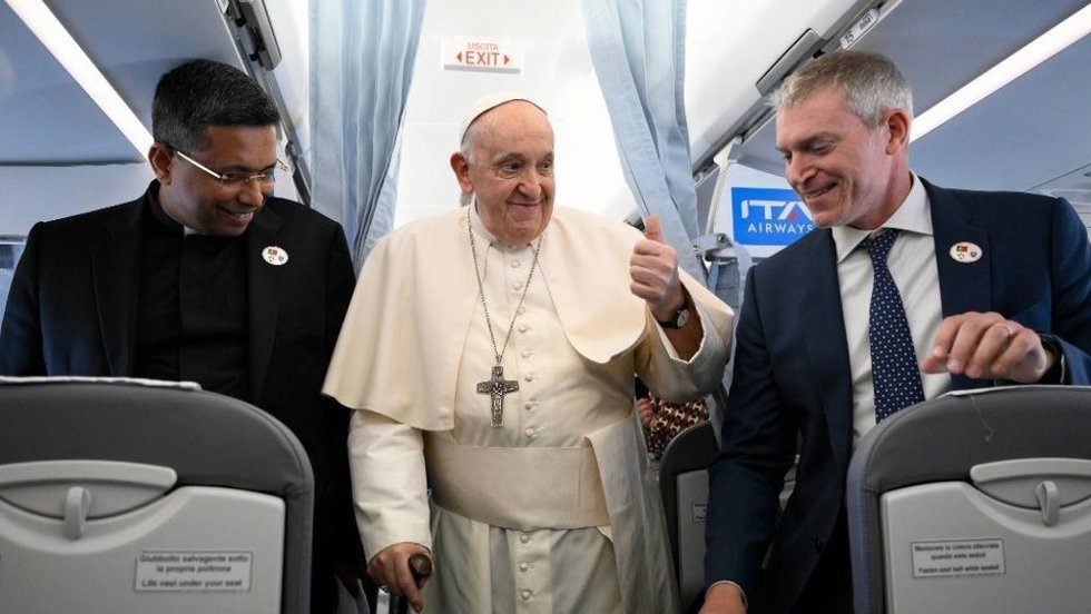 El Papa en el avión de camino a la JMJ de Lisboa.