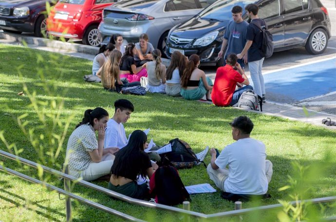 Varias personas en el exterior de la Facultad de Ciencias de la Información