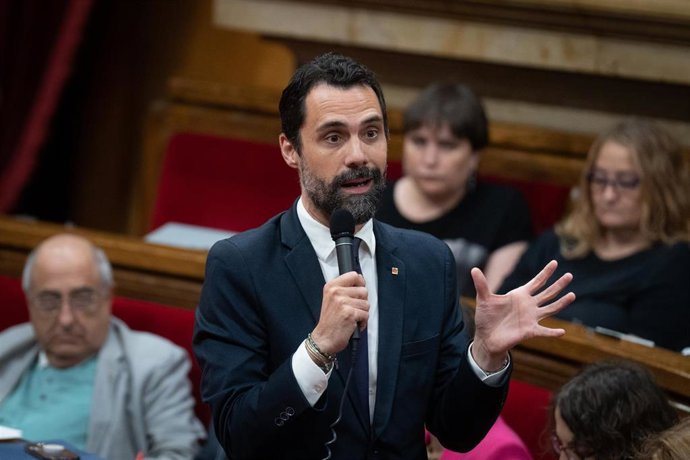 El conseller de Empresa y Trabajo de la Generalitat, Roger Torrent, en el pleno del Parlament el 26 de julio
