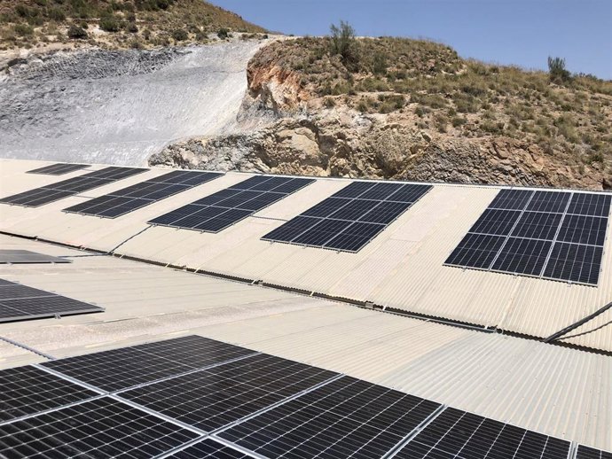 Placas fotovoltaicas de la empresa Natural Stone Tino en Macael (Almería).