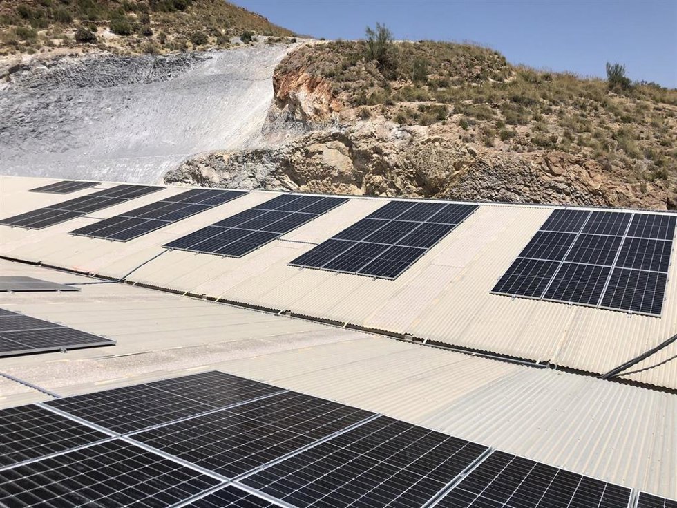 Placas fotovoltaicas de la empresa Natural Stone Tino en Macael (Almería).