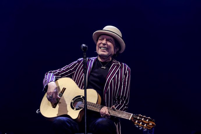Archivo - El cantante Joaquín Sabina durante una actuación en el Wizink Center, a 23 de mayo de 2023.