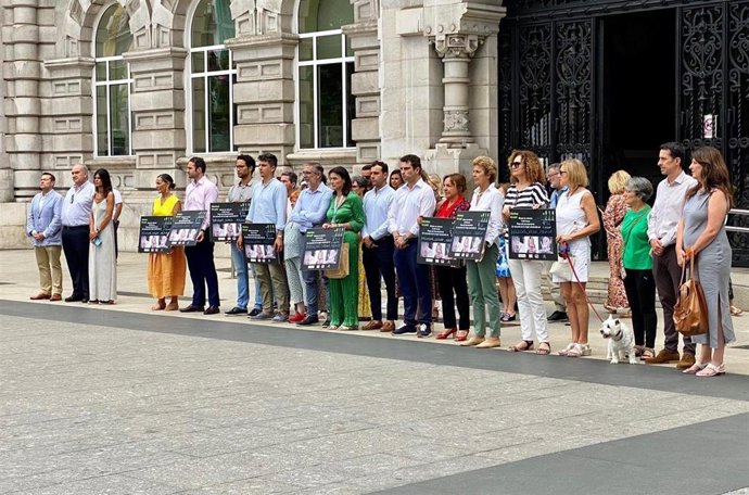 Minuto de silencio en Santander por mujeres víctimas de violencia de género en Barcelona, Girona y Málaga