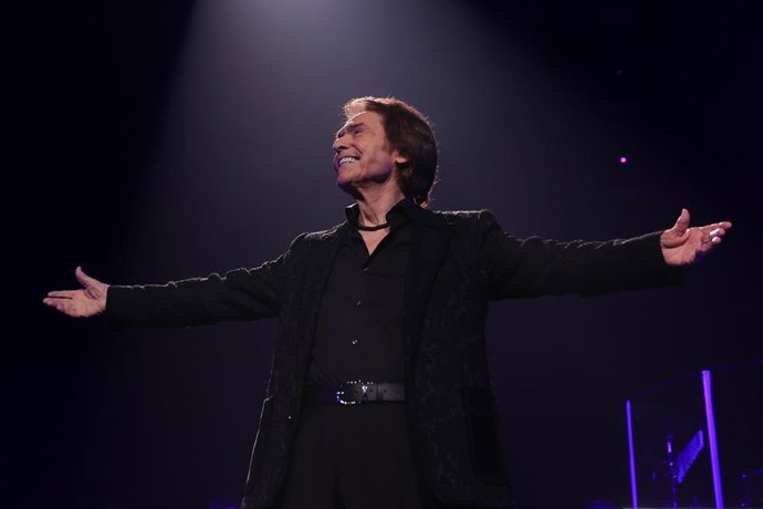 Archivo - El cantante Raphael, en concierto