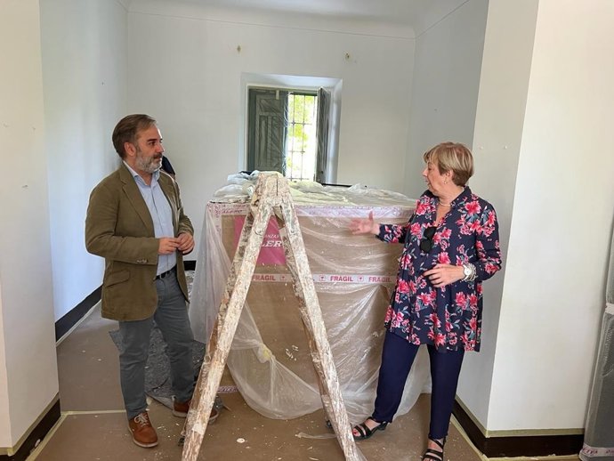 Archivo - María de Leyva, a la derecha en la imagen de archivo, en una visita a la casa museo de la Huerta de San Vicente con el también edil socialista Jacobo Calvo