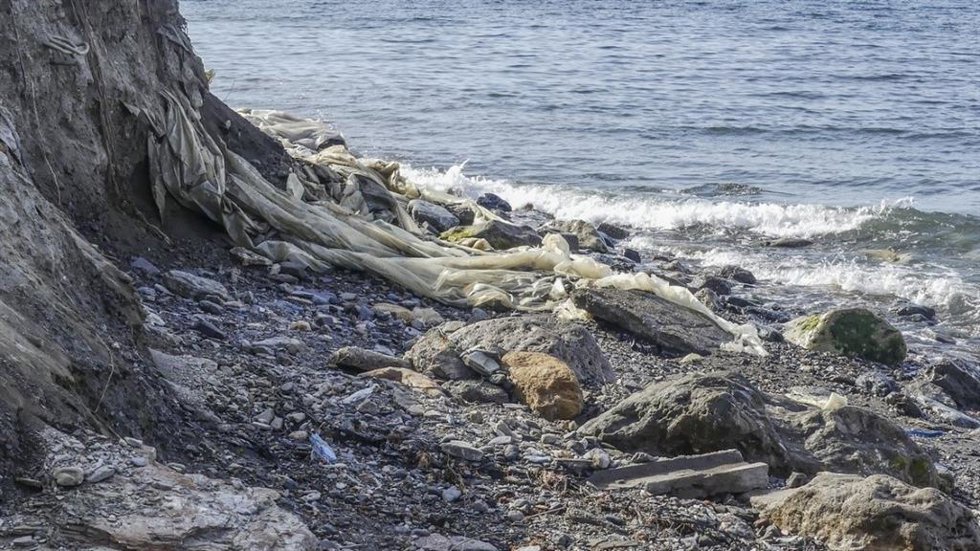 Archivo - La Playa del Pozuelo, Granada, obtiene una de las 48 banderas negras del litoral español 2023 de Ecologistas en Acción.