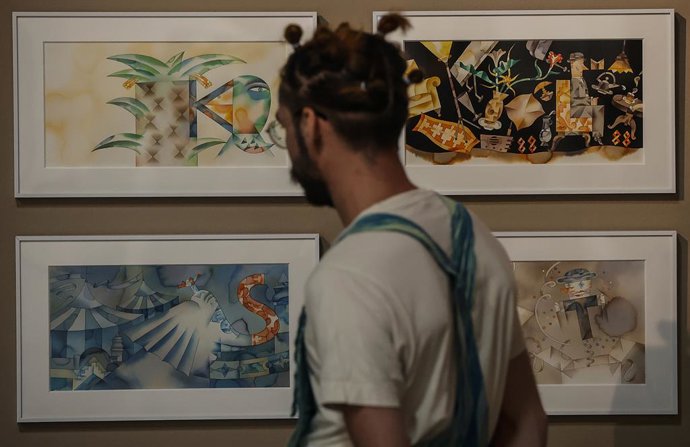 Un hombre observa algunas de las obras de la exposición 'Miguel Calatayud. Trnsit Illustrat', en el Centre del Carme Cultura Contempornia (CCCC). 