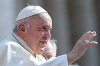 El Papa Francisco envía a España deseos de "serenidad y alegría", en un telegrama de camino a Lisboa