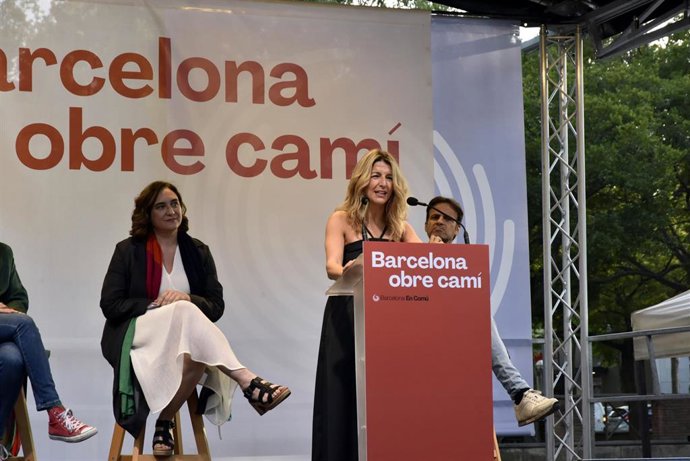 Archivo - La vicepresidenta segunda del Gobierno y líder de Sumar, Yolanda Díaz, y el dirigente de Unidas Podemos Jaume Asens, durante un acto de cierre de campaña en el Parc de Sant Martí, a 26 de mayo de 2023, en Barcelona, Cataluña.