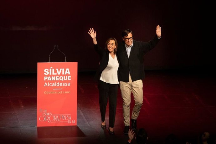 Archivo - Arxiu - La candidata del PSC per Girona, Sílvia Paneque, al costat del primer secretari de la formació, Salvador Illa, en una foto d'arxiu