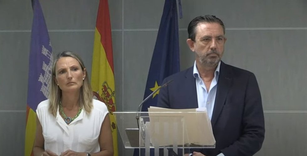El conseller de Empresa, Empleo y Energía, Alejandro Saénz de San Pedro,  y la directora general de Trabajo y Salud Laboral, Catalina Teresa Cabrer