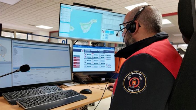 Efectivo del Consorcio de Bomberos de Tenerife en la sala operativa del Centro Coordinador de Emergencias y Seguridad (Cecoes) 1-1-2