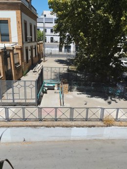 La portavoz municipal de Vox en el Ayuntamiento de Sevilla, Cristina Peláez, ha pedido al alcalde medidas para evitar a los indigentes en calles, plazas y parques.