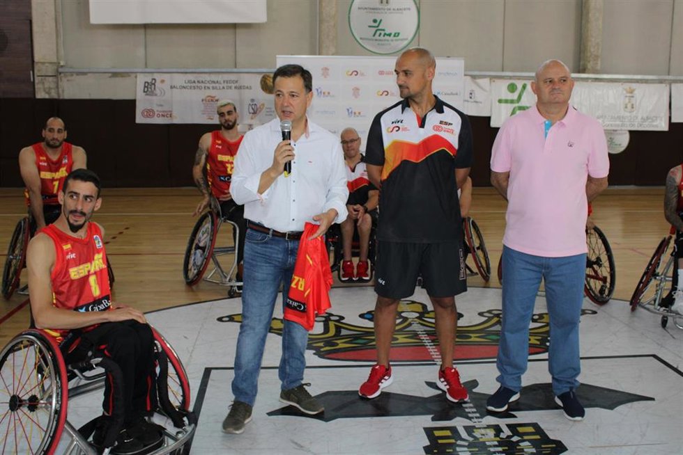 El alcalde de Albacete, Manuel Serrano, visitando a la Selección Española de Baloncesto en Silla de Ruedas