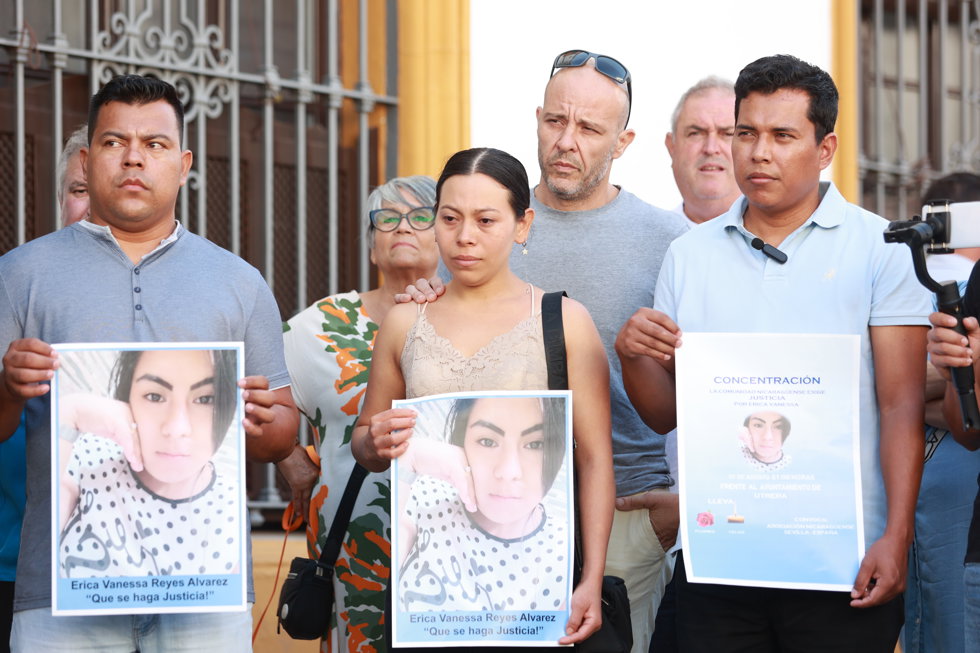 Vecinos, miembros de la Asociación nicaragüense de Sevilla y la hermana de la fallecida, guardan un minuto de silencio en el Ayuntamiento de Utrera por el asesinato de Vanessa Reyes Álvarez. A 1 de agosto de 2023 en Utrera, Sevilla (Andalucía, España).