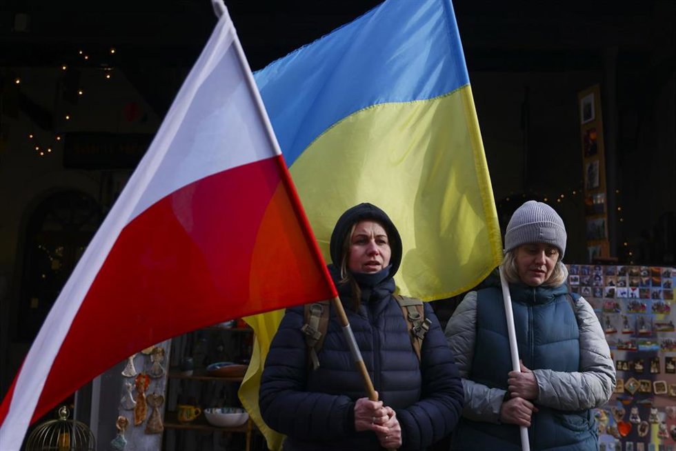 Archivo - Ciudadanos polacos con la bandera del país y la de Ucrania, en Varsovia.