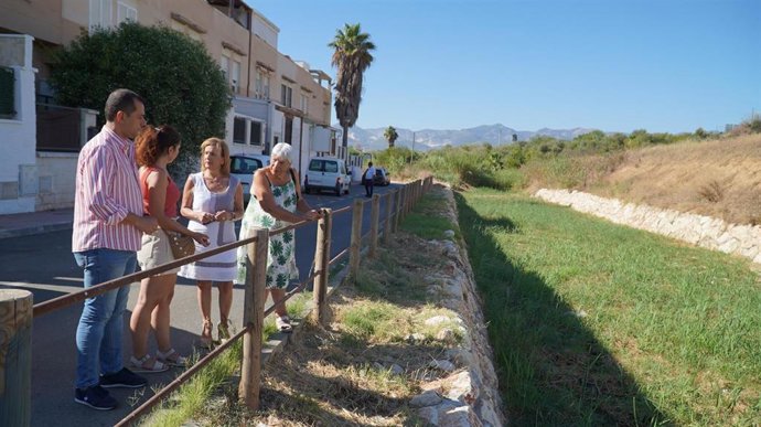 La viceportavoz socialista en el Ayuntamiento de Málaga, Begoña Medina, el edil socialista Rubén Viruel y la presidenta de la Asociación Evolución de Campanillas, Carmen Fernández.
