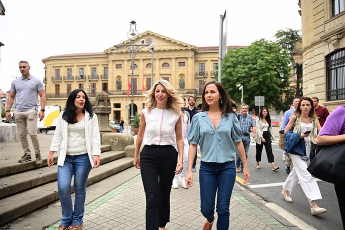 La líder de Sumar, Yolanda Díaz, y la secretaria general de Podemos, Ione Belarra, durante un paseo con los candidatos al Congreso y Senado, a 17 de julio de 2023, en Pamplona, Navarra.