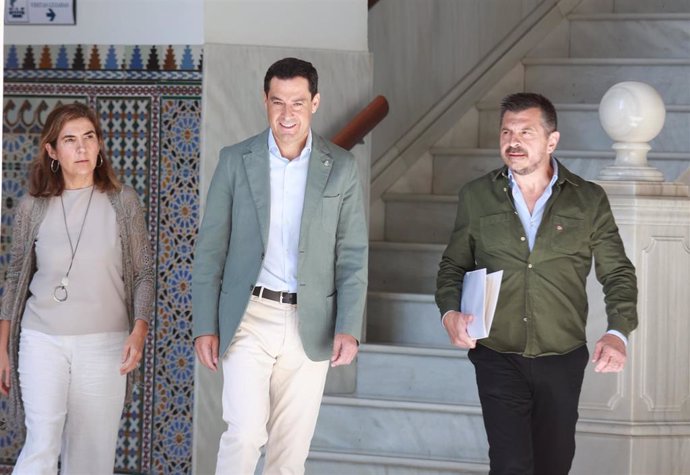 El presidente de la Junta de Andalucía, Juanma Moreno, llega a la sala de pleno antes de su intervención en la sesión de Control al Gobierno en la segunda jornada del Pleno del Parlamento andaluz. (Foto de archivo).