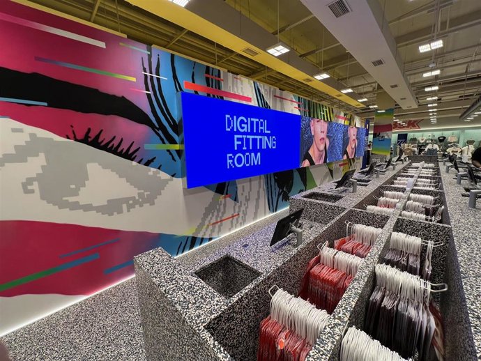 Bershka cambia de ubicación en Bonaire y  amplía su superficie con un nuevo espacio de más de 1.400 m2 que cuenta con el primer probador digital con filtros Snapchat de la Comunidad Valenciana.