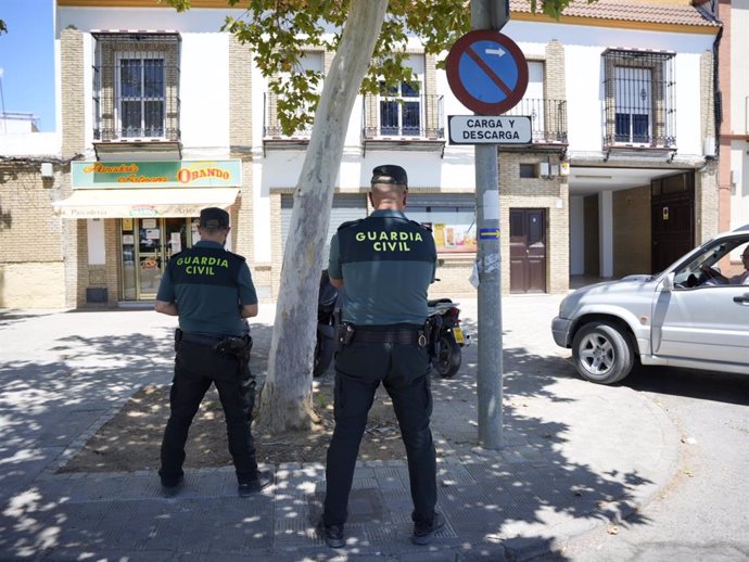 Guardias civiles custodian el domicilio del municipio sevillano de Utrera (Sevilla) donde ha aparecida muerta una mujer de 20 años a 31 de julio del 2023.