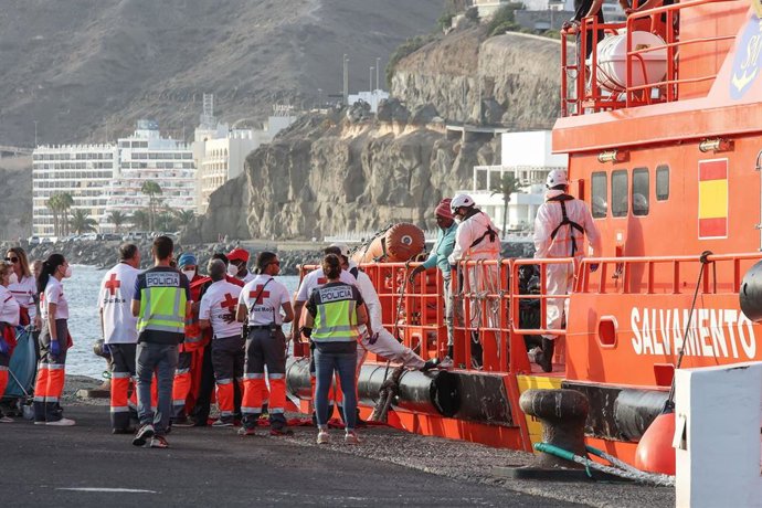 Un barco de Salvamento Marítimo con 200 migrantes llega al Muelle de Arguineguín, a 10 de julio de 2023, en Gran Canaria, Las Palmas, Canarias (España).