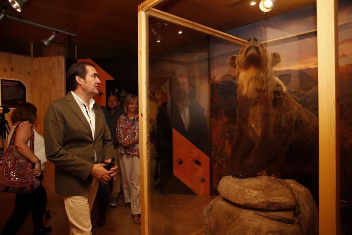 Suárez-Quiñones, durante su visita a la exposición 'Zona Oso', en la Casa del Parque de Cervera de Pisuerga.