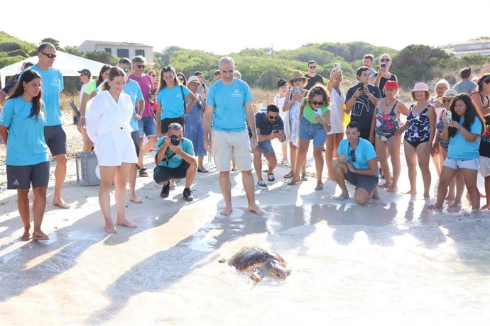 La presidenta del Govern ha asistido a la suelta de dos tortugas marinas en la playa de Ses Covetes