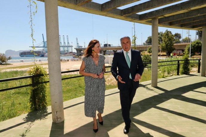 La consejera de Fomento, Articulación del Territorio y Vivienda, Rocío Díaz, junto al alcalde de Algeciras, José Ignacio Landaluce, durante una visita a los accesos de la Playa de la Concha de Algeciras