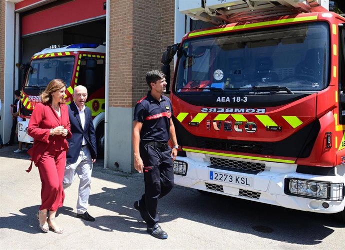 La alcaldesa de Valncia, María José Catalá, acompañada del concejal de Seguridad y Movilidad, Jesús Carbonell, visita el Parque Central de Bomberos.