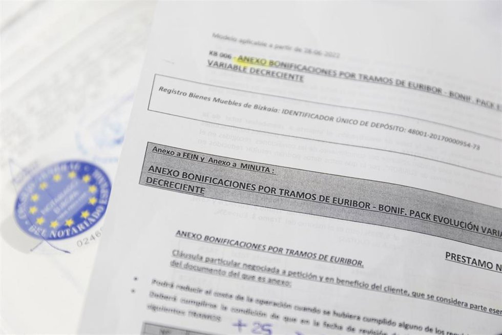 Archivo - Documentación para la firma de una hipoteca, a 15 de marzo de 2023, en Madrid (España). El Euríbor a 12 meses, el índice al que están referenciadas la mayoría de hipotecas variables en España, cayó ayer al 3,509% en su tasa diaria, si bien la 