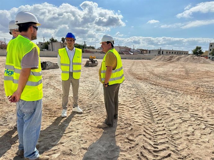 El director general de Deportes del Ayuntamiento de Palma, David Salom, visita las obras del cmapo de Verge de Lluc.