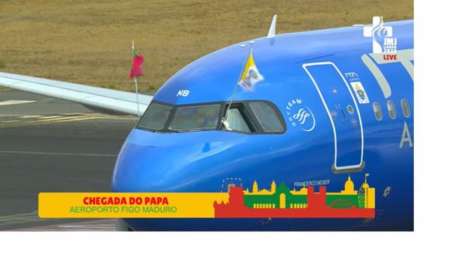 El avión del Papa tras aterrizar en Lisboa.