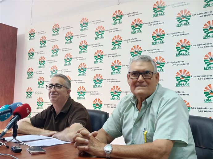 El secretario general de UPA-UCE Extremadura, Ignacio Huertas, y el presidente Sectorial de Frutas y Hortalizas, José Delgado, en rueda de prensa este miércoles