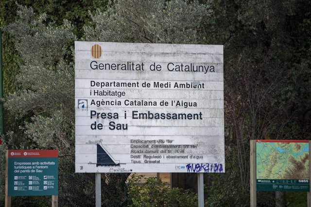 Archivo - Arxivo - Cartell indicatiu del pantà de Sau, a 3 d'octubre de 2022, a Vilanova de Sau, Barcelona, Catalunya (Espanya). El pantà de Sau, amb un 30 % aproximadament de la seva capacitat a causa de la gran sequera, ha deixat el descobert l'antic po