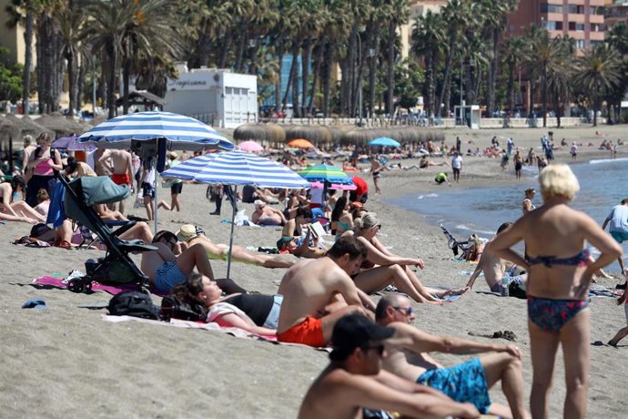 Archivo - Cientos de personas en la playa de La Malagueta por las altas temperaturas