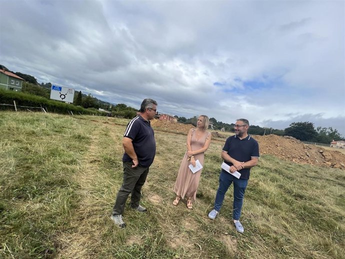 Francisco Gulias, De La Empresa Adjudicataria; Susana Madera, Primera Teniente De Alcalde; Y Pergentino Martínez Argüelles, Concejal De Abastecimiento De Agua Y Saneamiento, Parque Móvil, Asociación De Vecinos; Y Centros Socioculturales.