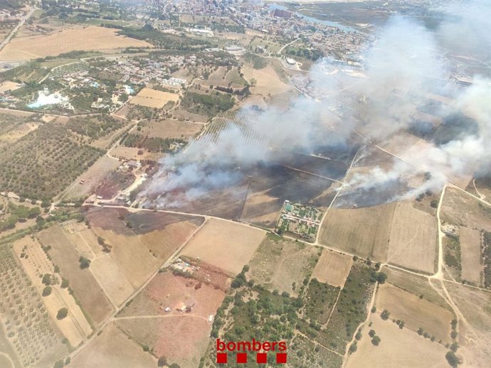 Archivo - Incendio de campos y un almacén en Roses (Girona) el 11 de julio de 2022.