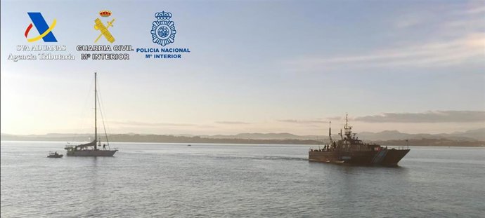 Velero interceptado con dos toneladas de cocaína en aguas internacionales colindantes a la costa de Santander, que ha sido remolcado al Puerto de esta ciudad para el análsis de la droga. Los cuatro tripulantes han sido detenidos