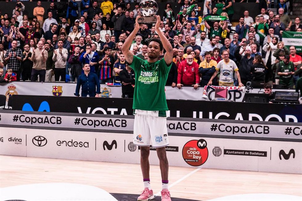 Archivo - Tyson Carter levanta el trofeo como 'MVP' de la final de la Copa del Rey 2023